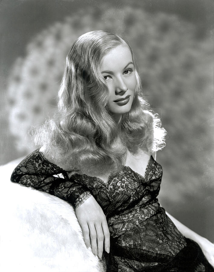 Portrait Photograph - Veronica Lake, Early 1940s by Everett