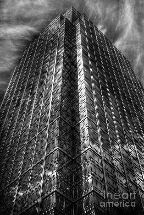 London Photograph - Vertical Horizon by Yhun Suarez