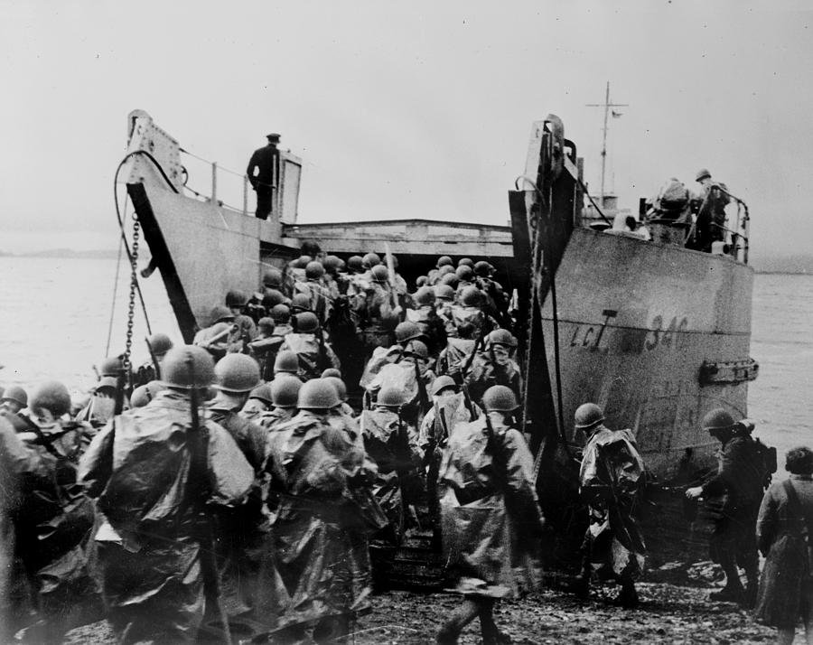 World War II, U.s. Soldiers Boarding Photograph by Everett - Fine Art ...