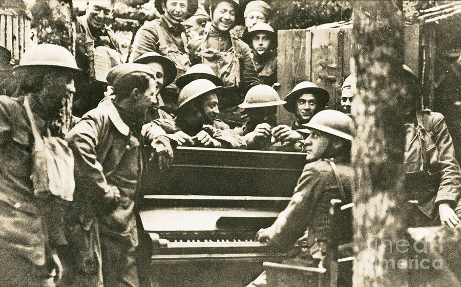 Victory Photograph - Yankee Soldiers Around A Piano by Photo Researchers