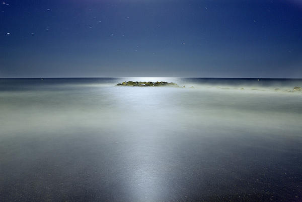 Guido Montanes Castillo - The rock island under de moonlight