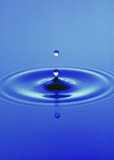 High-speed Flash Of Droplet Hitting Water #4 Photograph by Science Photo Library