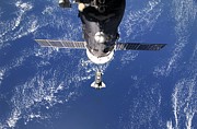 Discovery Approaching The Iss Photograph by Science Photo Library