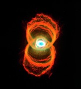 Hourglass Nebula Photograph by Science Photo Library