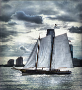 Sailing on the Hudson Photograph by Evie Carrier