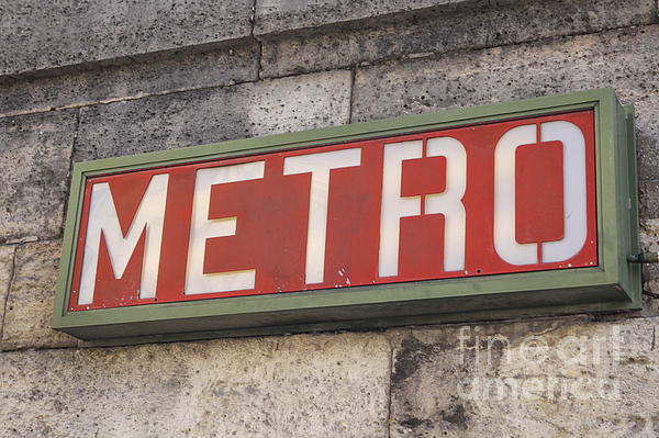 Patricia Hofmeester - Metro sign in Paris