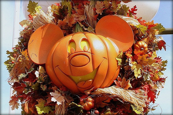 https://images.fineartamerica.com/images/artworkimages/medium/1/autumn-disney-mickey-pumpkin-anita-hiltz.jpg