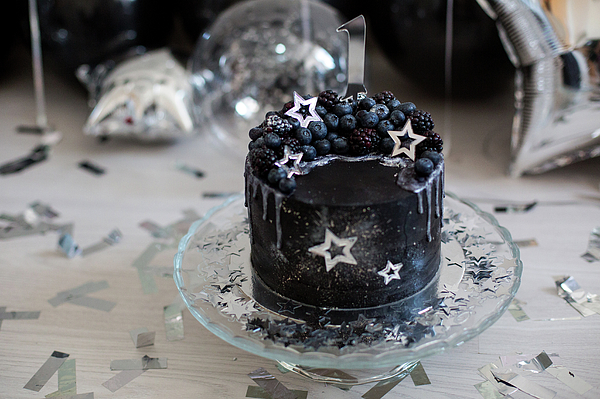 Sieve & Stone - Black Galaxy 🖤🌌// Strawberry compote cake with marble  black buttercream and gold leaf 💫🖤🌌 I was recently asked the best way to  achieve the blackest of black buttercream.