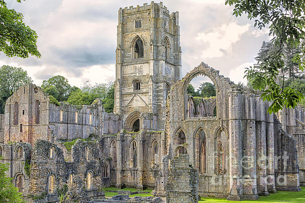 https://images.fineartamerica.com/images/artworkimages/medium/1/fountains-abbey-yorkshire-patricia-hofmeester.jpg