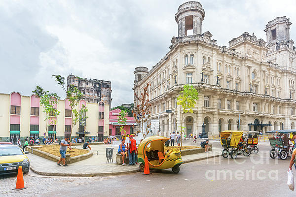 Viktor Birkus - Street life in Havana, Cuba
