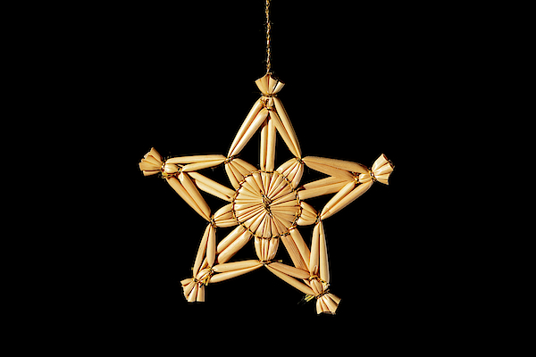 https://images.fineartamerica.com/images/artworkimages/medium/2/1-handmade-straw-star-used-for-decorating-a-christmas-tree-stefan-rotter.jpg