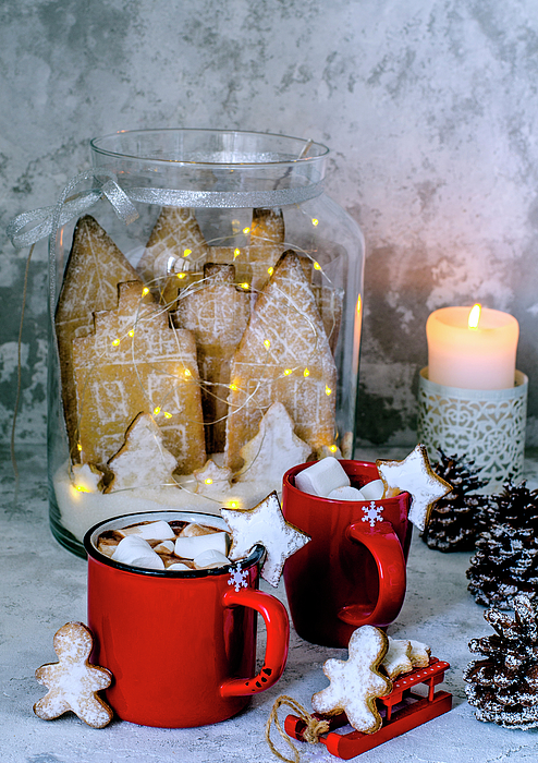 Cocoa In Red Cups With Marshmelow, Gingerbread Men And Gingerbread