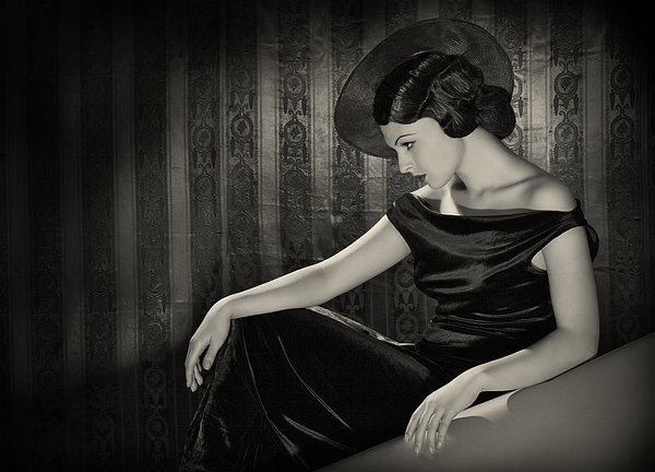 ærme Absolut Fremragende Diva With The Hat In Film Noir Style Puzzle for Sale by Retroatelier