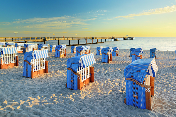 Roofed wicker beach discount chair