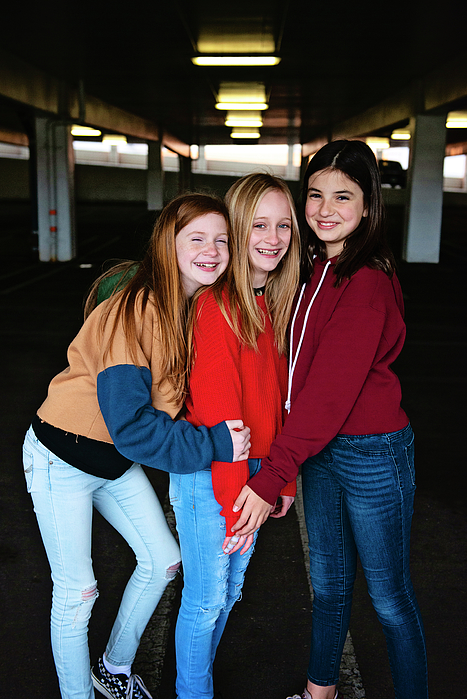 three pretty friends girls