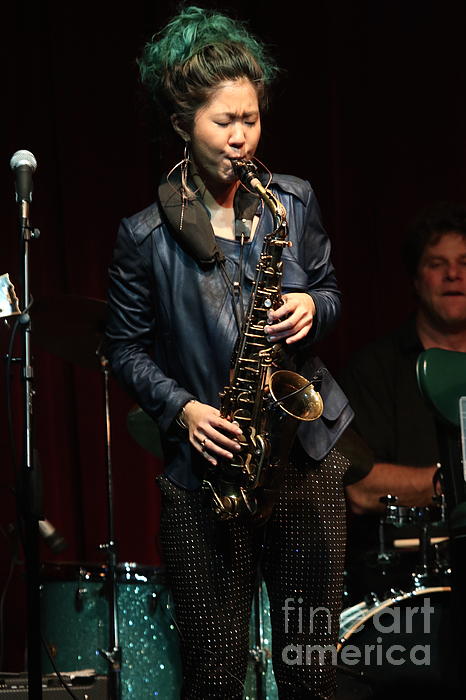 grace-kelly-saxophone-corona-or-kr