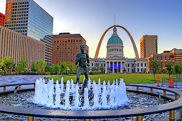 https://images.fineartamerica.com/images/artworkimages/medium/3/6-kiener-plaza-and-gateway-arch-in-st-louis-missouri-james-byard.jpg