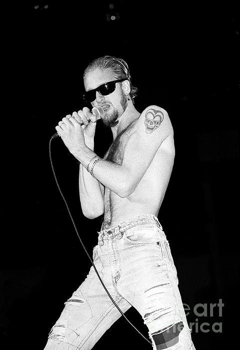 https://images.fineartamerica.com/images/artworkimages/medium/3/9-layne-staley-alice-in-chains-concert-photos.jpg