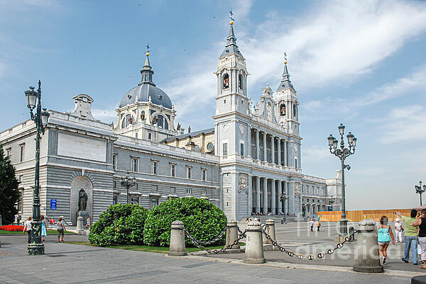 Pravine Chester - Almudena Cathedral in Madrid