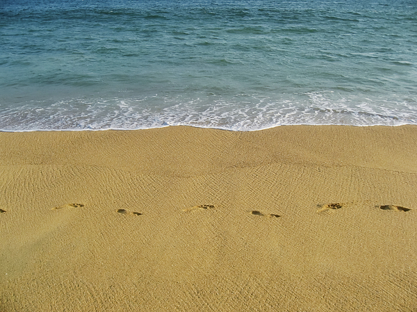 Tatiana Travelways - Beach footprints in Acapulco
