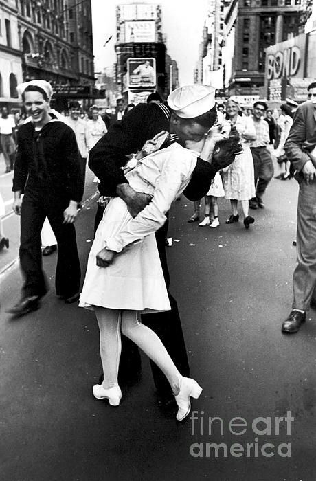 Diane Hocker - Iconic WW2 Kiss from Sailor to Nurse Tiimes Square