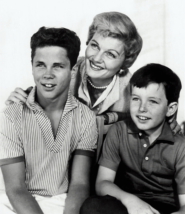 Publicity photo - Linda Howes Website - Leave it To Beaver, Mom and the boys 1959