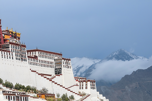 Eckart Mayer Photography - Lhasa Potala Palace against cloud- and snow-covered mountains