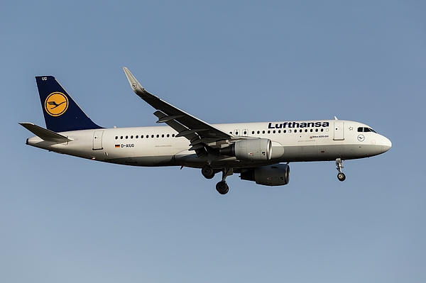 Lufthansa Airbus A320-214 (D-AIZE)