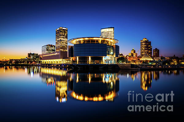 https://images.fineartamerica.com/images/artworkimages/medium/3/milwaukee-skyline-at-night-photo-paul-velgos.jpg