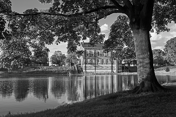 https://images.fineartamerica.com/images/artworkimages/medium/3/newburyport-ma-frog-pond-bartlett-mall-superior-courthouse-black-and-white-toby-mcguire.jpg