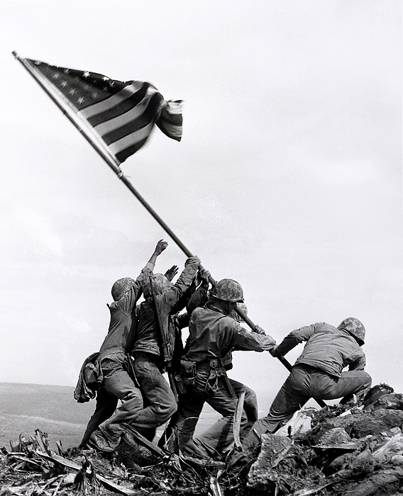 Флаг над иводзимой. Флаг на Иводзиме. Raising the Flag on Iwo Jima. Флаг над Иводзимой фото. Американские морпехи на Иводзиме.