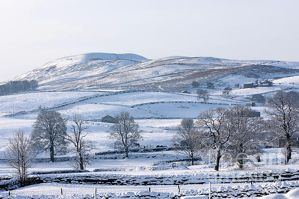 Louise Heusinkveld - Snow covered hills in Hawes Wensleydale Yorkshire Dales
