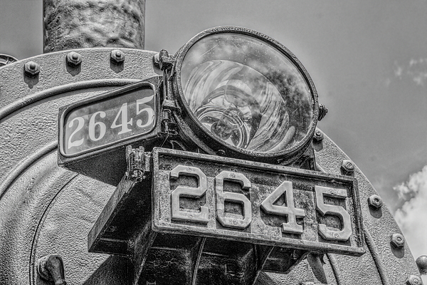 https://images.fineartamerica.com/images/artworkimages/medium/3/soo-line-locomotive-2645-headlight-bw-dale-kauzlaric.jpg