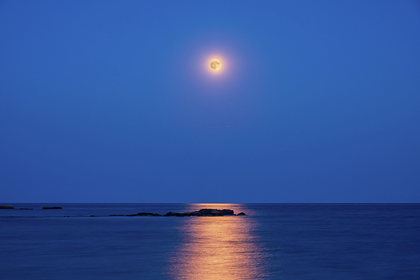 Alexios Ntounas - Sturgeon Full Moon Rises Over the Sea