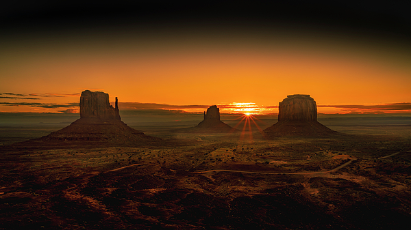 Harry Beugelink - Sun Peaks over the Horizon in. Monument valley