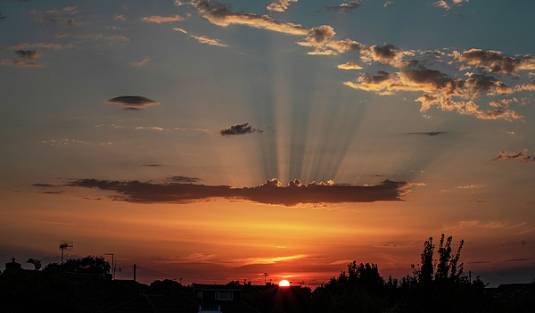 https://images.fineartamerica.com/images/artworkimages/medium/3/sunset-with-crepuscular-rays-john-richardson.jpg