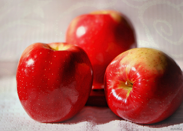https://images.fineartamerica.com/images/artworkimages/medium/3/sweet-tango-apples-still-life-marilyn-deblock.jpg