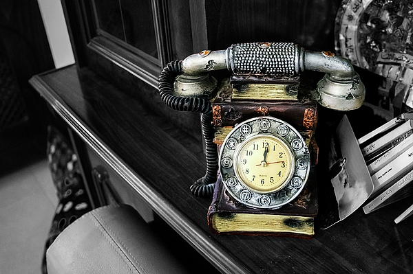 Nicola Nobile - Time for a Call in Selective Colour
