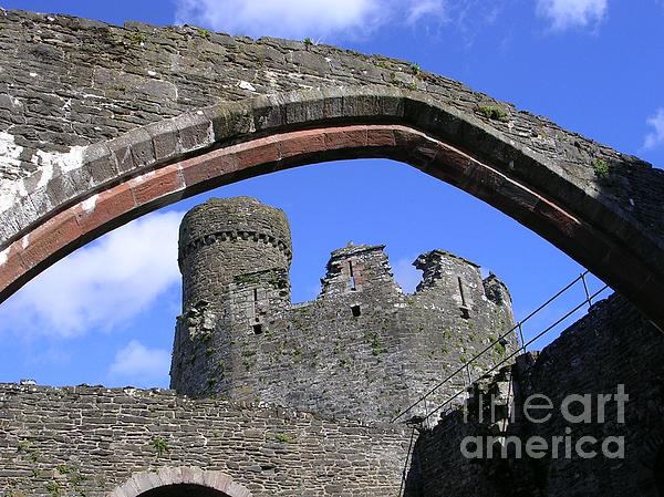 Lesley Evered - Under The Arch At Conwy Castle
