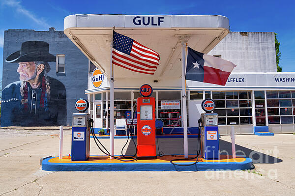 Bee Creek Photography - Tod and Cynthia - Willie Nelson Mural and Vintage Gulf Station