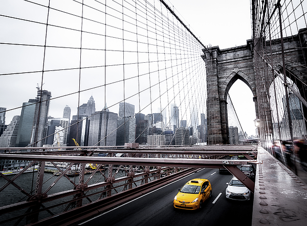 Nicklas Gustafsson - Yellow Taxi over Brooklyn Bridge