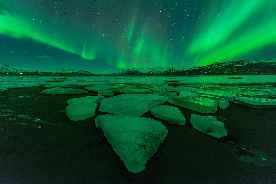 A beautiful green aurora dancing over the Jokulsarlon lagoon Photograph ...