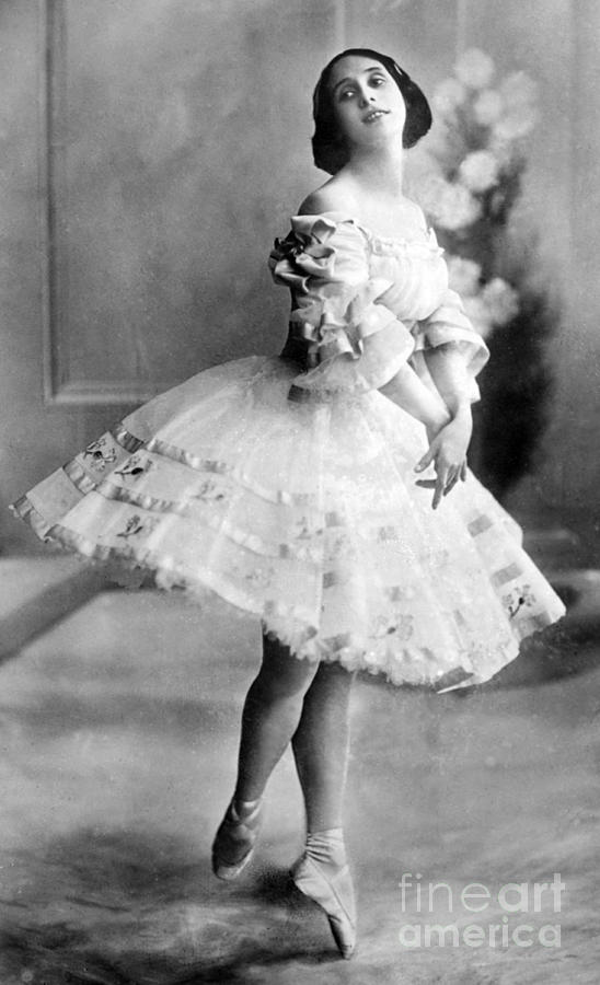 Anna Pavlova, Russian Prima Ballerina #1 Photograph by Science Source