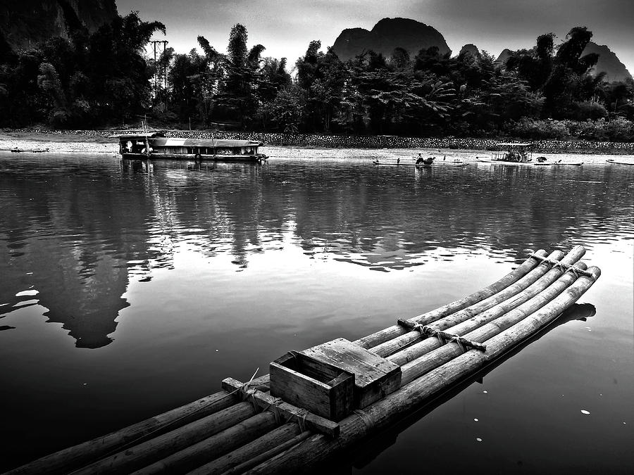 桂林 Bamboo Raft Preparing To Cross The River