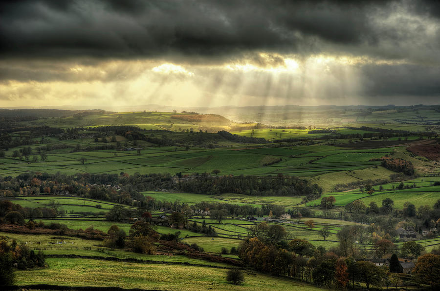 Beautiful sunbeams over Big Moor in the Peak District landscape ...