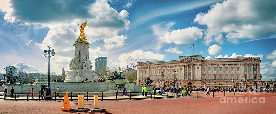 London Photograph - Buckingham Palace #1 by Mariusz Talarek
