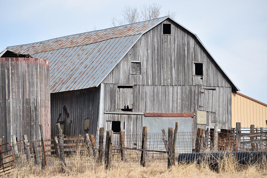 Old Barn Photograph - Country Barn #1 by Linda Benoit