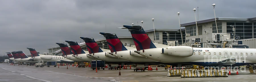 Delta Air Lines Jet at Detroit Metro Airport #2 Photograph by David Oppenheimer