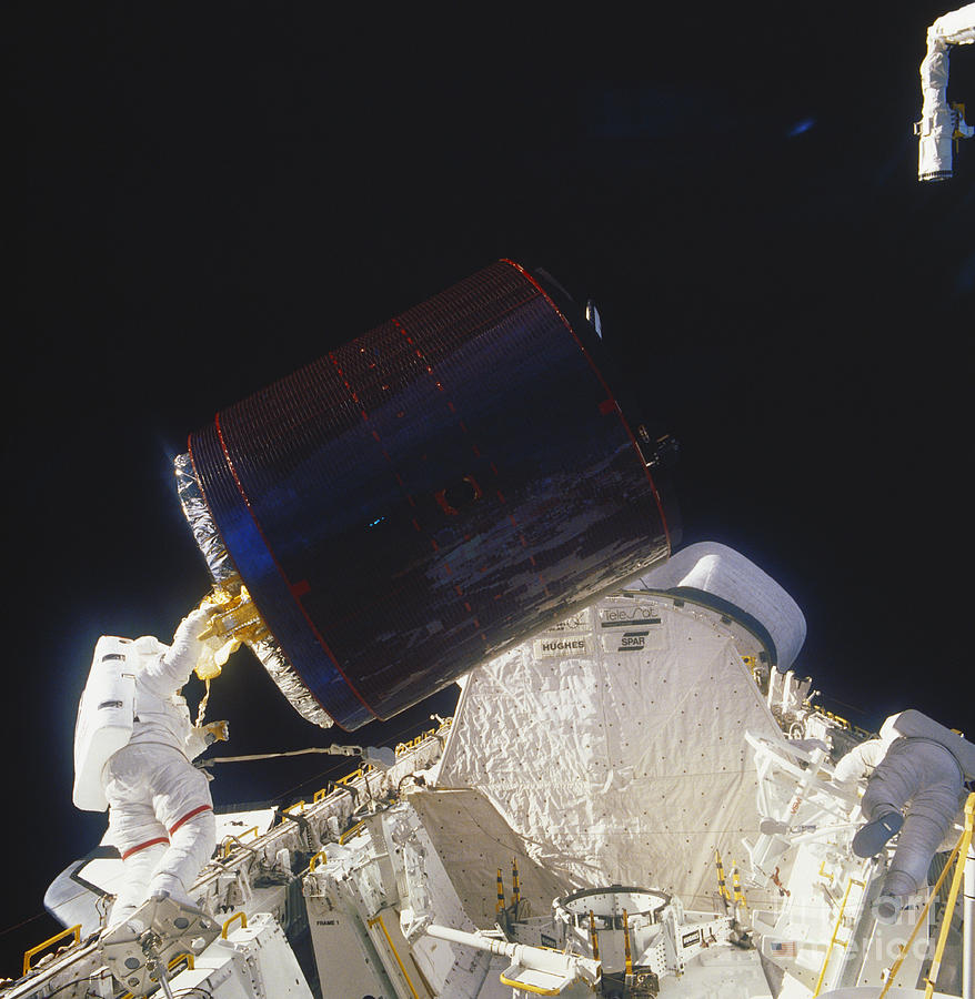 Discovery Spacewalk Photograph by Science Source