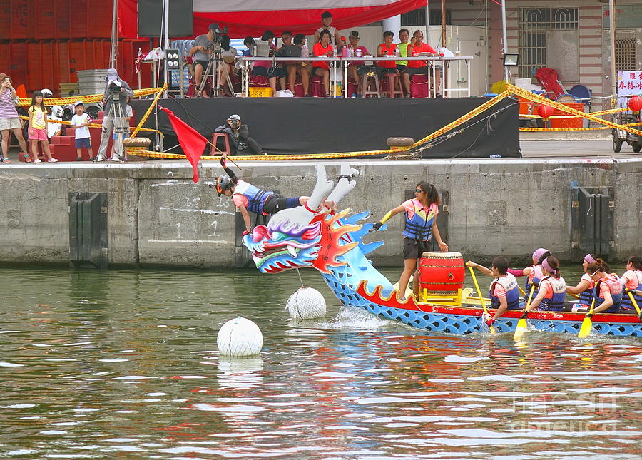 Dragon Boat Races In Taiwan Photograph by Yali Shi